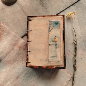 Pequeño álbum de fotos de madera hecho a mano 'La lámpara de la luna', libro de fotos de tapa dura único, inspiración en xilografía japonesa, pirograbado, 4,25 x 3,14 pulgadas.