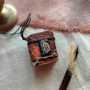 Collana mini libro personalizzata con le tue iniziali, realizzata a mano e cucita a mano in finta pelle, carta riciclata, realizzata su ordinazione, arte pirografica