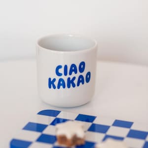 Becher „Ciao Kakao“ – Tasse mit blauem Aufdruck – Geschenk für Kolleg*innen, Büro, Abschied, Kaffee & Kakao – Lustige Tasse