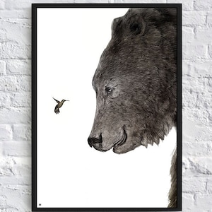 Stampa disegno a matita orso e colibrì. Stampa dal disegno originale, orso e uccello in bianco e nero, disegno di animali altamente dettagliato