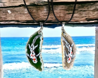 Collier de poissons Koi, Roche peinte à la main, Pierre d'agate colorée, Accessoire de plage, Bijoux tropicaux, Pendentif de la vie marine, Surfeur hawaïen