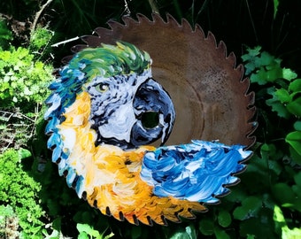 Ara bleu et or, art mural perroquet, cadeau pour amateur d'oiseaux exotiques, scie circulaire peinte, art mural recyclé, cadeau recyclé, portrait d'animal de compagnie