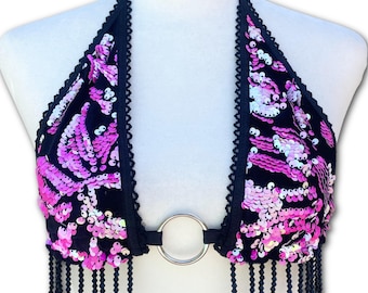 Top rosa fucsia con lentejuelas y cuentas de Cosmic Rose, ideal para festivales rave y EDC.