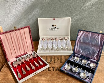 Lote vintage de 3 juegos de cucharillas de té en sus estuches originales.