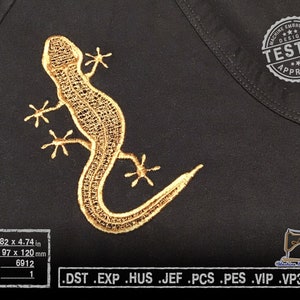 Könnte beinhalten: Gold gesticktes Gecko-Design für die Maschinenstickerei. Das Design ist 97 mm x 120 mm groß und verwendet 6912 Stiche. Das Design ist getestet und zugelassen.