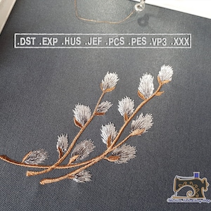 Puede incluir: Diseño bordado de una rama de sauce con brotes blancos y esponjosos sobre un fondo gris. El diseño está disponible en los formatos: DST, EXP, HUS, JEF, PCS, PES, VP3, XXX.