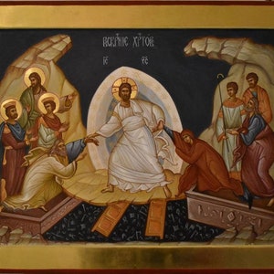 Puede incluir: Icono que representa una escena religiosa con figuras que rodean una figura central con túnicas blancas. La obra de arte presenta un halo dorado, un fondo oscuro y texto en la parte superior. El estilo recuerda al arte religioso tradicional.