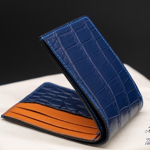 Cartera de piel de caimán para hombre, hecha a mano. Cartera de piel de caimán azul marino con interior de chevre naranja.