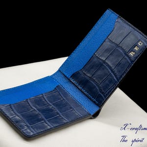 Kleine Gator Geldbörse, Minimalist Bifold Compact Design, schwarz und blau - ein personalisierbares Geschenk für Männer.