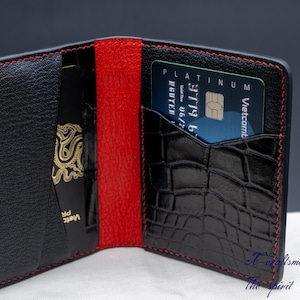 Cartera para tarjetas Gator negra con forro de chevre rojo, tarjetero de cuero hecho a mano con 5 ranuras para tarjetas de crédito.