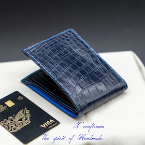 Cartera de piel de cocodrilo – Cartera hecha a mano para hombre – Cartera plegable de diseño azul marino de lujo – Regalo personalizado de cuero exótico