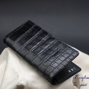Cartera larga de caimán negro estilo bifold, cartera de pecho hecha a mano con diseño sencillo. Cartera personalizada.
