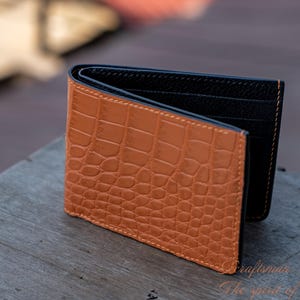 Cartera de piel de cocodrilo marrón para hombre, clásica cartera plegable con forro de chevre negro.