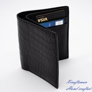 Cartera plegable vertical de piel de cocodrilo auténtica con forro de chevre francés. Cartera de lujo hecha a mano por encargo.