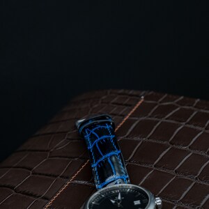 Bracelet de montre en alligator haut de gamme sur mesure, bracelet de montre de luxe sur mesure Personnalisé et élégant en noir et bleu image 4