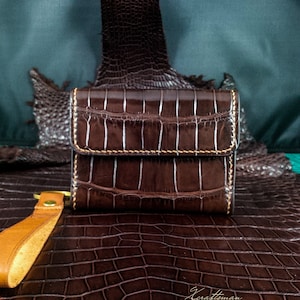 Porte-cartes de visite fait main en alligator marron et cuir de chèvre Alran avec fermeture à bouton aimanté