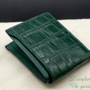 Cartera de piel de caimán verde con pata de avestruz y forro de piel de chevré francesa. Hecha a mano, a medida, para hombre.