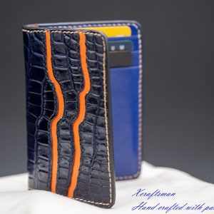 Tarjetero de piel de cocodrilo azul marino: billetera delgada plegable, billetera de lujo de piel de cocodrilo, billetera minimalista con bolsillo frontal, un regalo único para él.