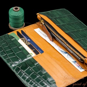 Cartera larga Besopke, hecha a mano con piel de aligátor verde oscuro y chevre francés marrón. Hecho a mano por encargo.