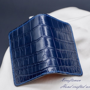 Tarjetero de piel de cocodrilo azul con forro de piel de cabra naranja, regalo hecho a mano para él.