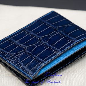 Cartera de piel de caimán de lujo para hombre, hecha a medida, con piel de pata de avestruz e interior de chevre francés. Diseño original y fabricación artesanal.