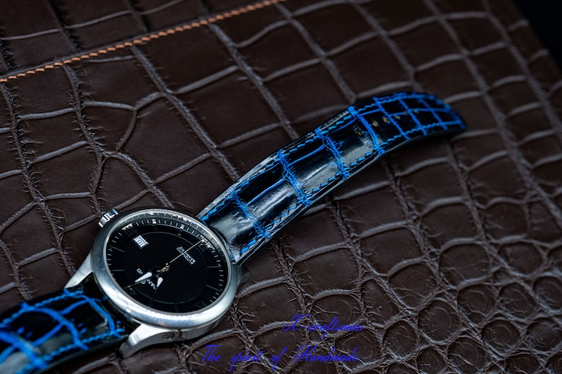 Bracelet de montre en alligator haut de gamme sur mesure, bracelet de montre de luxe sur mesure Personnalisé et élégant en noir et bleu image 5
