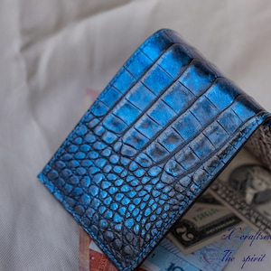 Portefeuille à deux volets en alligator bleu irisé avec finition métallique - Un chef-d'œuvre unique fait main