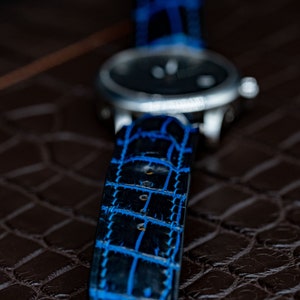 Bracelet de montre en alligator haut de gamme sur mesure, bracelet de montre de luxe sur mesure Personnalisé et élégant en noir et bleu image 2