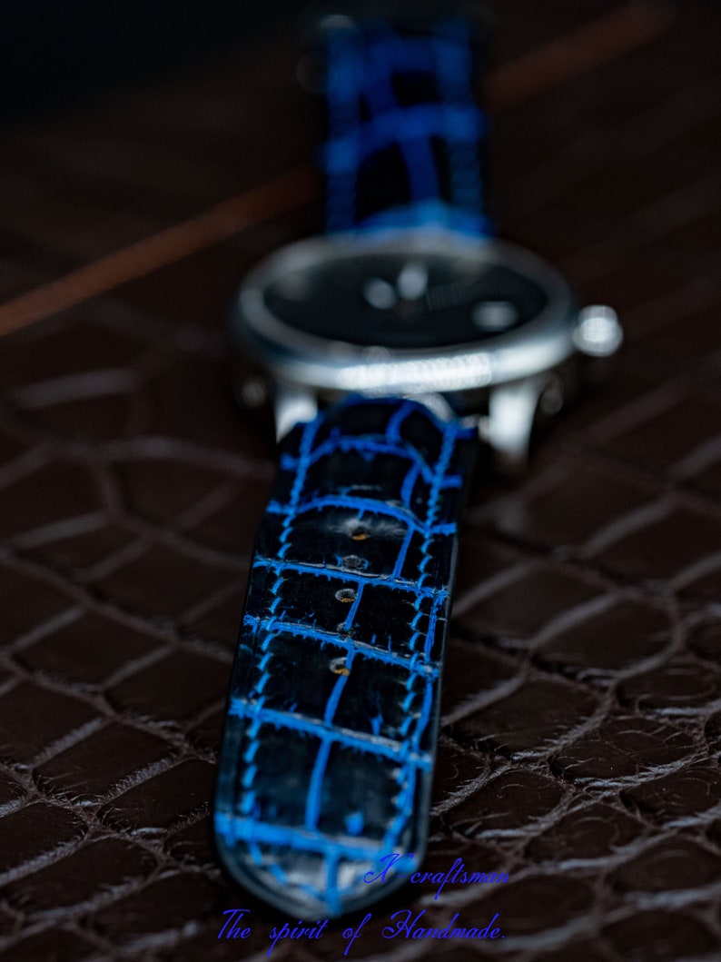 Bracelet de montre en alligator haut de gamme sur mesure, bracelet de montre de luxe sur mesure Personnalisé et élégant en noir et bleu image 2
