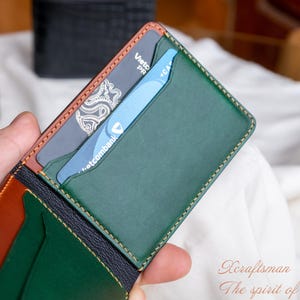 Cartera minimalista hecha a mano: piel Conceria Walpier Buttero, marrón curtido y verde bosque.