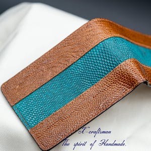 Cartera de piel auténtica de avestruz y lagarto con forro de chèvre francés. Sólo dos piezas disponibles. No reabastecible.
