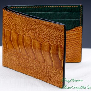 Cartera plegable de piel de avestruz color ámbar hecha a mano con forro de chevre francés verde oscuro / Cartera de lujo personalizada para hombre / Regalo para él