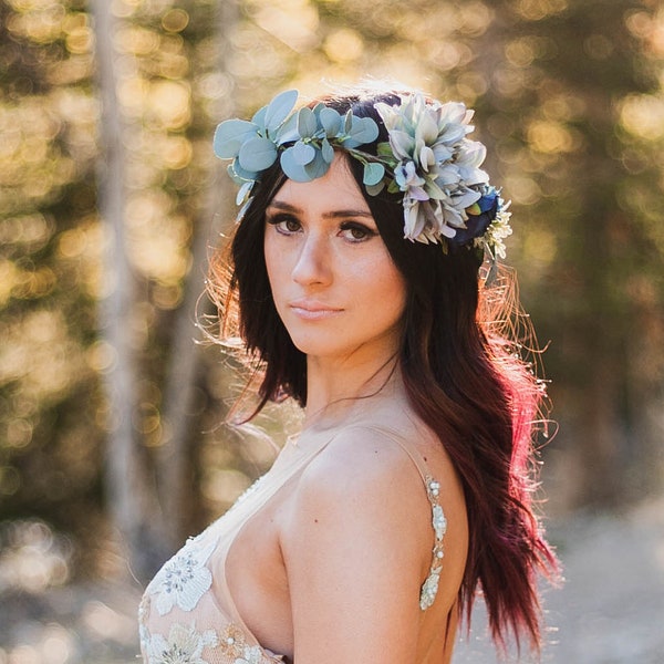 Couronne de fleurs bleues grises en sourdine - Halo floral d’eucalyptus - accessoire de cheveux de mariage - couronne de fleurs de verdure boho