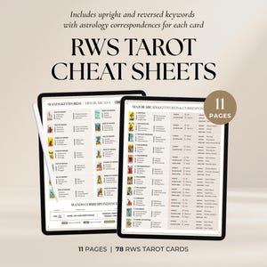 Puede incluir: Dos tabletas digitales que muestran las hojas de trucos de RWS Tarot. Las pantallas muestran palabras clave, correspondencias y detalles de astrología para cada carta. El texto incluye "Palabras clave de varitas" y "Palabras clave de arcanos mayores". La imagen también dice "11 páginas | 78 cartas de tarot RWS."