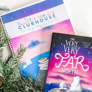 以下が含まれることがあります： カラフルな表紙の2冊の本。1冊はスパイラル綴じで、「The Little Readers Clubhouse The Very, Very Far North」と書かれています。もう1冊は「The Very Very Far North」というタイトルで、ホッキョクグマとフクロウのイラストが描かれています。