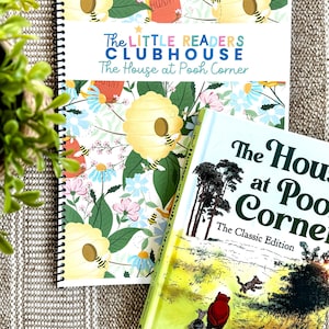 Puede incluir: Se muestran dos libros, uno con espiral y otro con tapa dura. El libro con espiral presenta un diseño floral con abejas y el texto "The LITTLE READERS CLUBHOUSE The House at Pooh Corner". El libro de tapa dura se titula "The House at Pooh Corner".