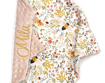 Manta Minky personalizada con abejas florales: Suave y acogedora, ideal como regalo para bebé niña.