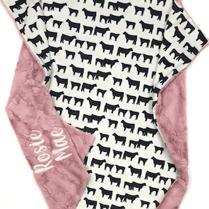 Manta de minky con estampado de vaca Angus: Ropa de cama infantil personalizada con temática de granja.