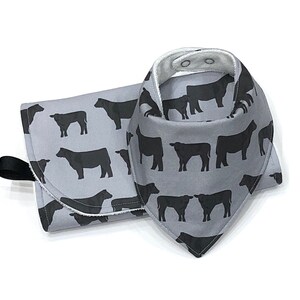 Conjunto de babero y paño para eructar de vaca Angus: regalo personalizado para niño de granja