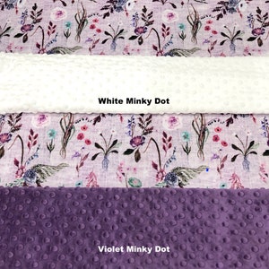 Puede incluir: Primer plano de dos muestras de tela. La muestra superior es blanca con una textura de punto minky. La muestra inferior es de color morado oscuro con una textura de punto minky. El texto "White Minky Dot" est&aacute; impreso en la muestra blanca y "Violet Minky Dot" est&aacute; impreso en la muestra morada.