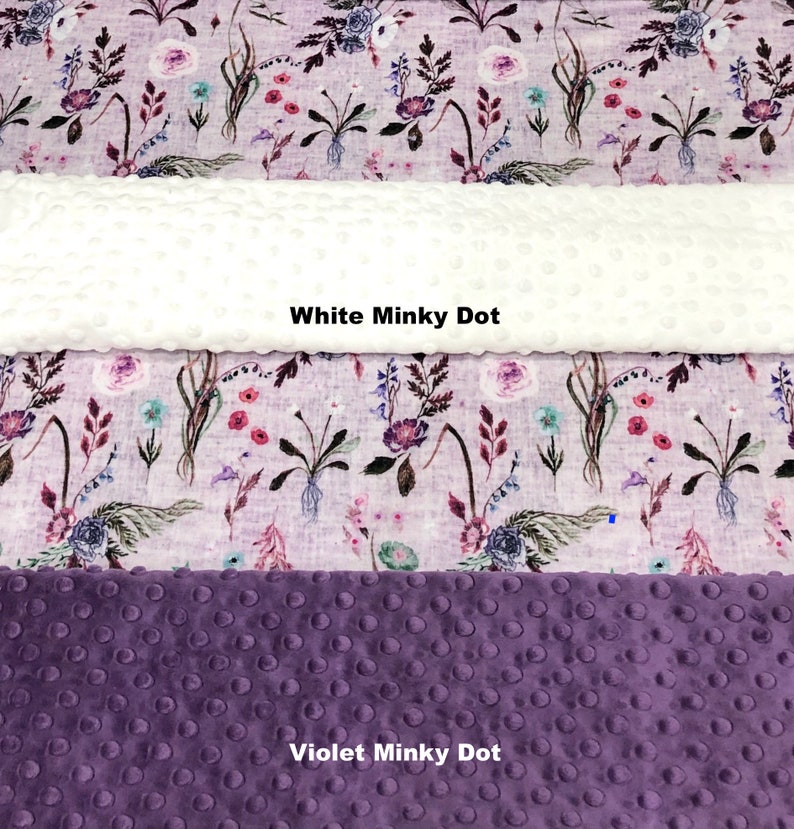 Puede incluir: Primer plano de dos muestras de tela. La muestra superior es blanca con una textura de punto minky. La muestra inferior es de color morado oscuro con una textura de punto minky. El texto "White Minky Dot" est&aacute; impreso en la muestra blanca y "Violet Minky Dot" est&aacute; impreso en la muestra morada.