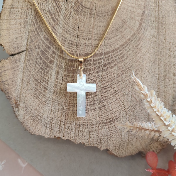 Collier pendentif croix gravée