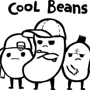 Könnte beinhalten: Drei Cartoon-Bohnen, die Hüte tragen. Die Bohne links trägt eine Baseballkappe und hat einen traurigen Ausdruck. Die Bohne in der Mitte trägt eine Baseballkappe und hat einen ernsten Ausdruck. Die Bohne rechts trägt einen Irokesenschnitt und hat einen wütenden Ausdruck. Der Text "Cool Beans" befindet sich über den Bohnen.