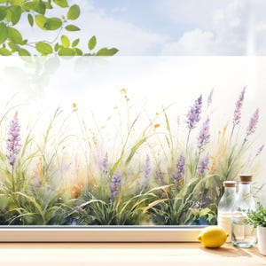 Könnte beinhalten: Aquarellmalerei von Lavendel und hohem Gras in einem Feld. Das Bild ist eine Fensterfolie mit einem Himmelshintergrund. Klare Glasflaschen mit Korken und eine Zitrone stehen auf einer Holzoberfläche.