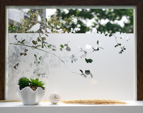 Sichtschutzfolie mit Vogel und Ästen, Milchglasfolie als Fenster Bordüre, ausgestanztes Natur Motiv nach Maß G421