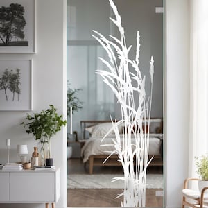 Könnte beinhalten: Eine Milchglastür mit einer weißen Silhouette von hohem Gras. Die Tür befindet sich in einem modernen Haus mit einer weißen Wand und einem weißen Schrank.