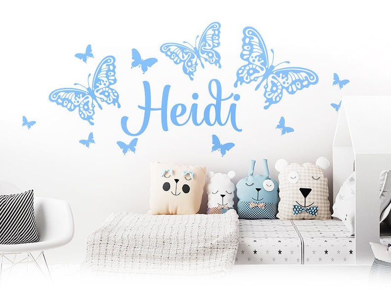 Имя ребенка на стене. Надписи на стены имя. Имя на стену в детскую. Имя на стене в детской. Наклейки на стены в интерьере.