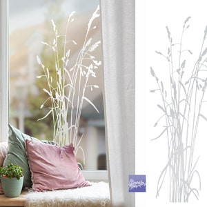 Könnte beinhalten: Weiße Silhouette von hohem Gras an einem Fenster mit einem weißen Vorhang. Das Gras steht in einer Vase auf dem Fenstersims. Auf dem Fenstersims liegen zwei Kissen.