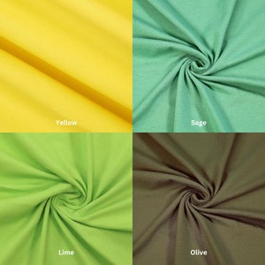 Puede incluir: Cuatro muestras de tela en diferentes colores: amarillo, verde salvia, verde lima y verde oliva. La tela es lisa y tiene un ligero brillo.