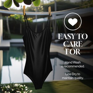 Puede incluir: Un traje de ba&ntilde;o negro colgado de una cuerda para tender la ropa con un icono de coraz&oacute;n y el texto "EASY TO CARE FOR" e instrucciones para lavar a mano y secar en l&iacute;nea para mantener la calidad.